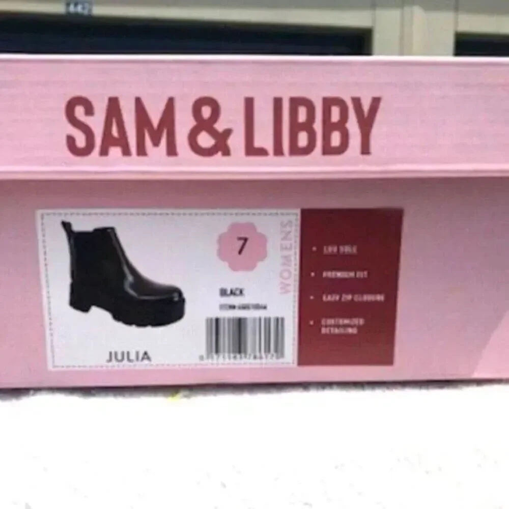 Women's Size: 7 Julia Booties Chelsea Upper w/ Chunky Bottom . Sam & Libby . New